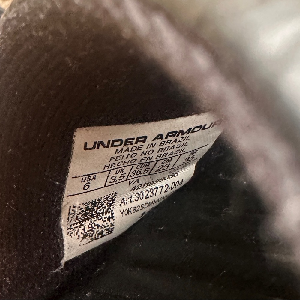 Under Armour boys slides size 6